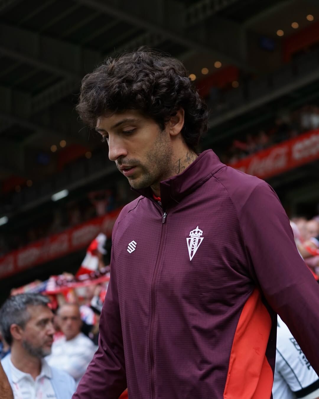 César Gelabert sale al césped de El Molinón con el chándal del Sporting de Gijón