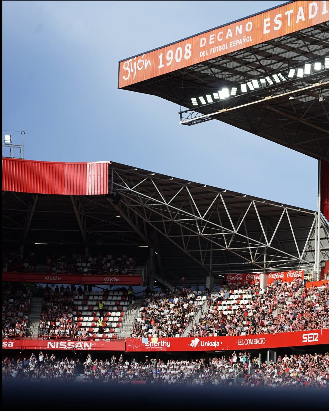 Fachada de El Molinón, estadio decano del fútbol español desde 1908