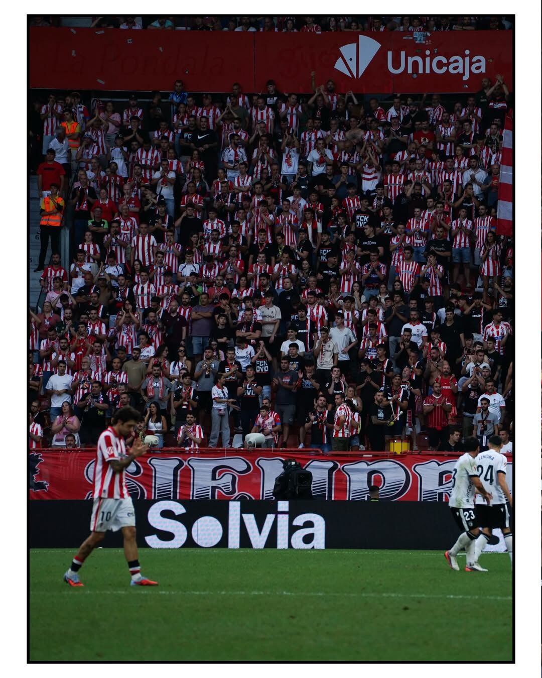 César Gelabert sobre el césped de El Molinón durante el partido