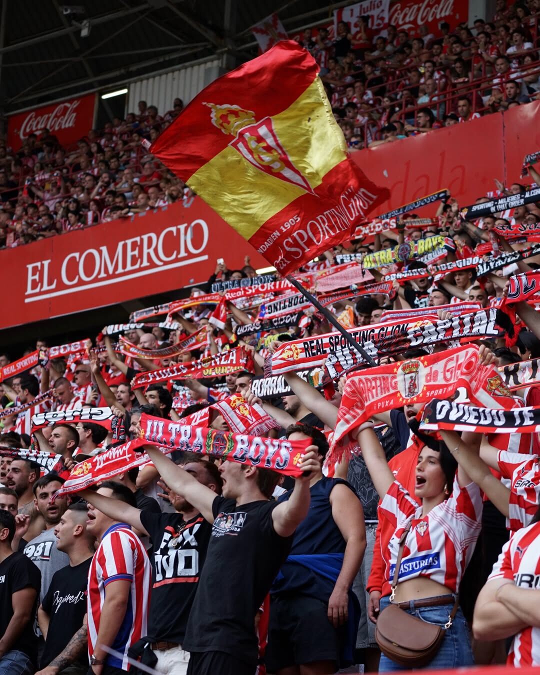 La afición del Sporting con bufandas y bandera en la grada de El Molinón