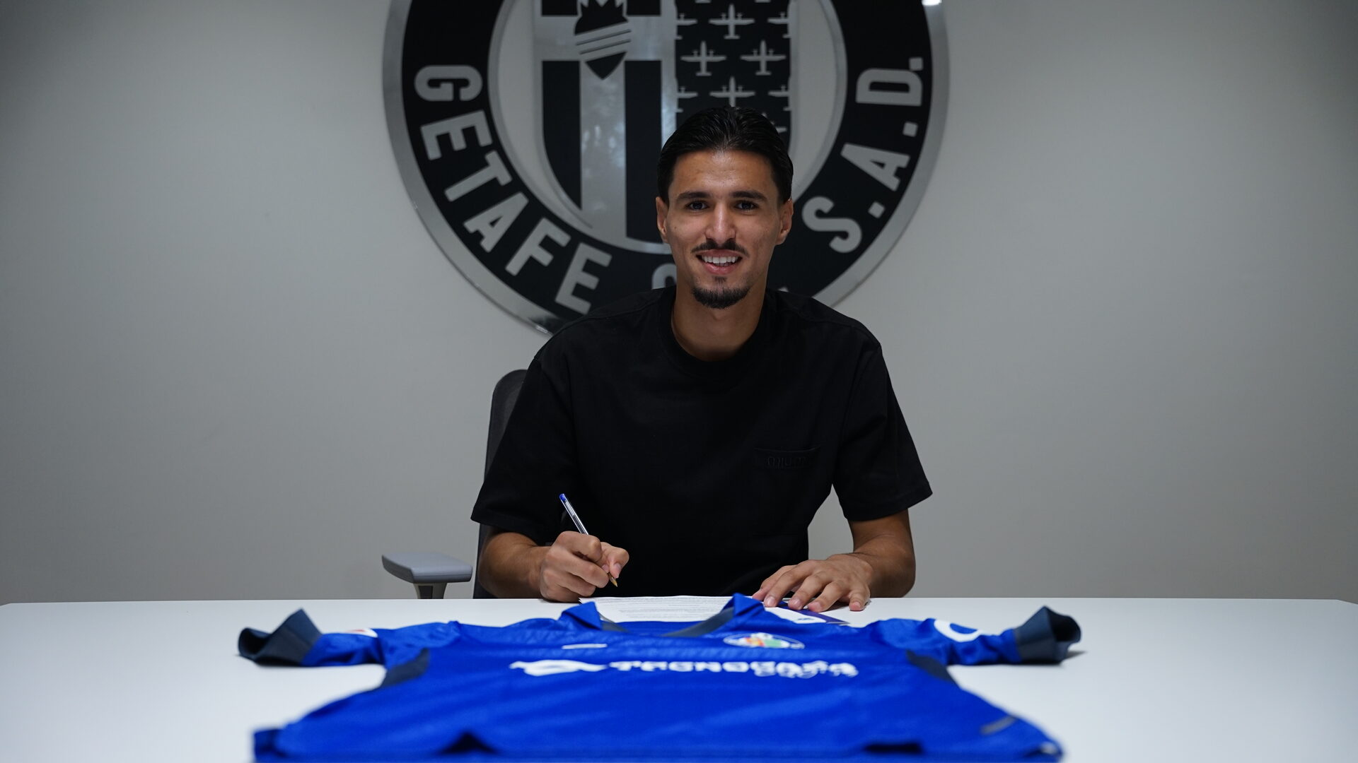Firma de contrato en las oficinas del Getafe CF