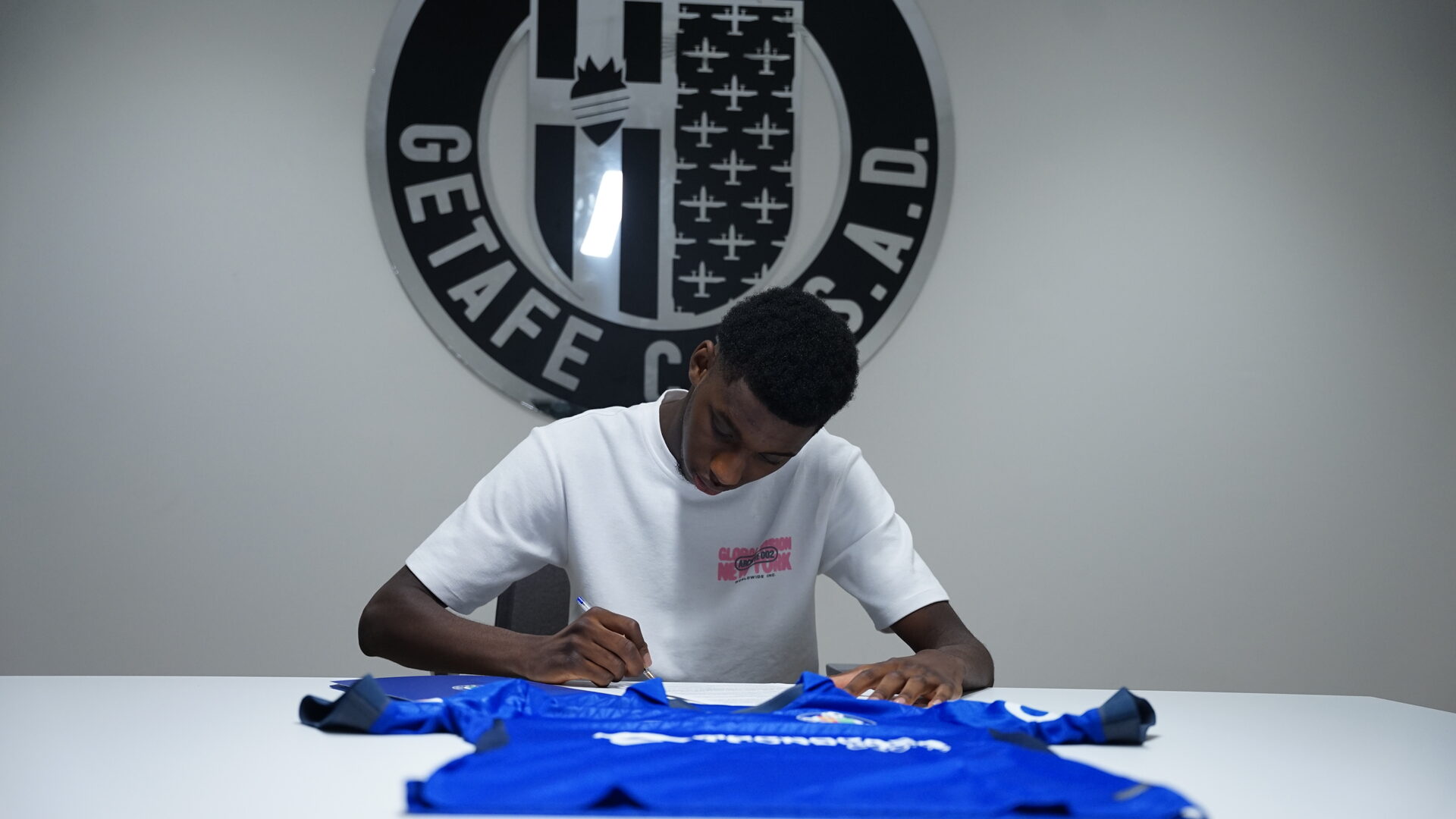 Firma de contrato bajo el escudo del Getafe CF