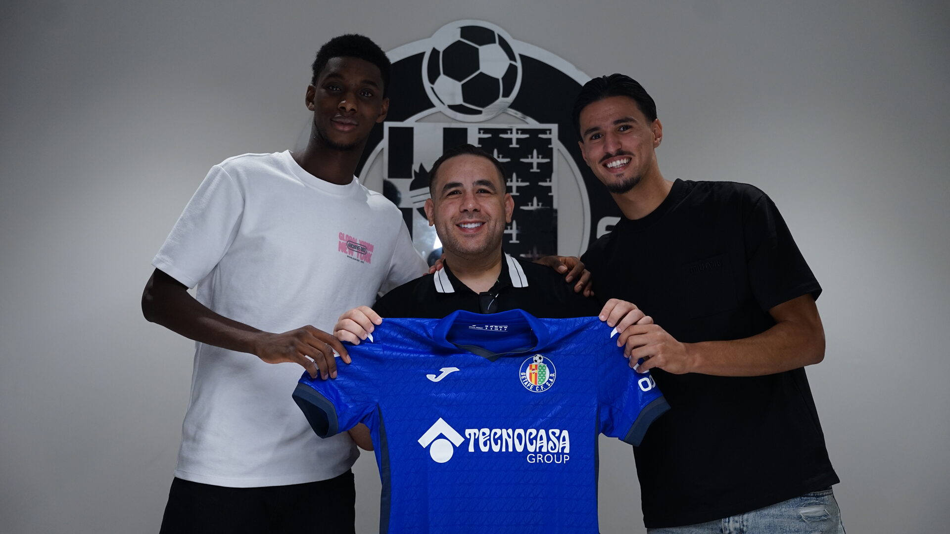 Posado con la camiseta del Getafe CF tras la firma