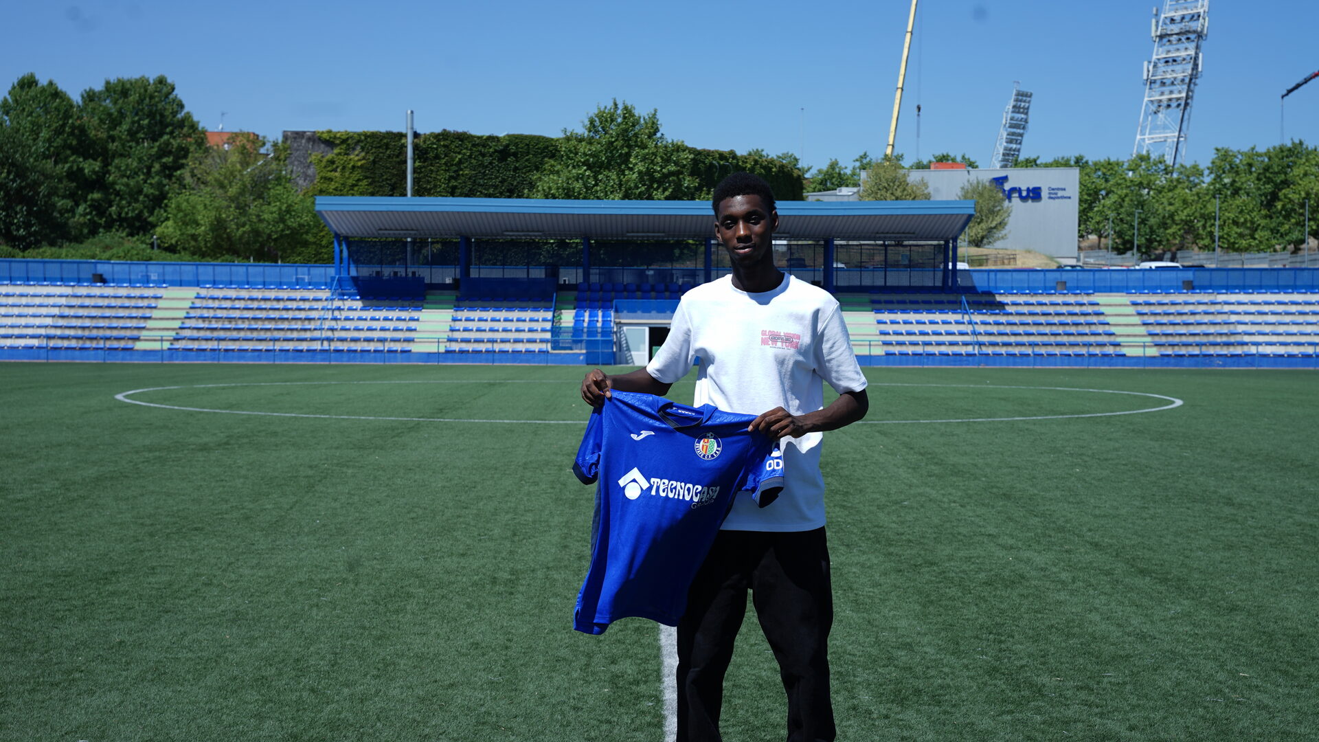 Posado en el campo de la ciudad deportiva del Getafe CF
