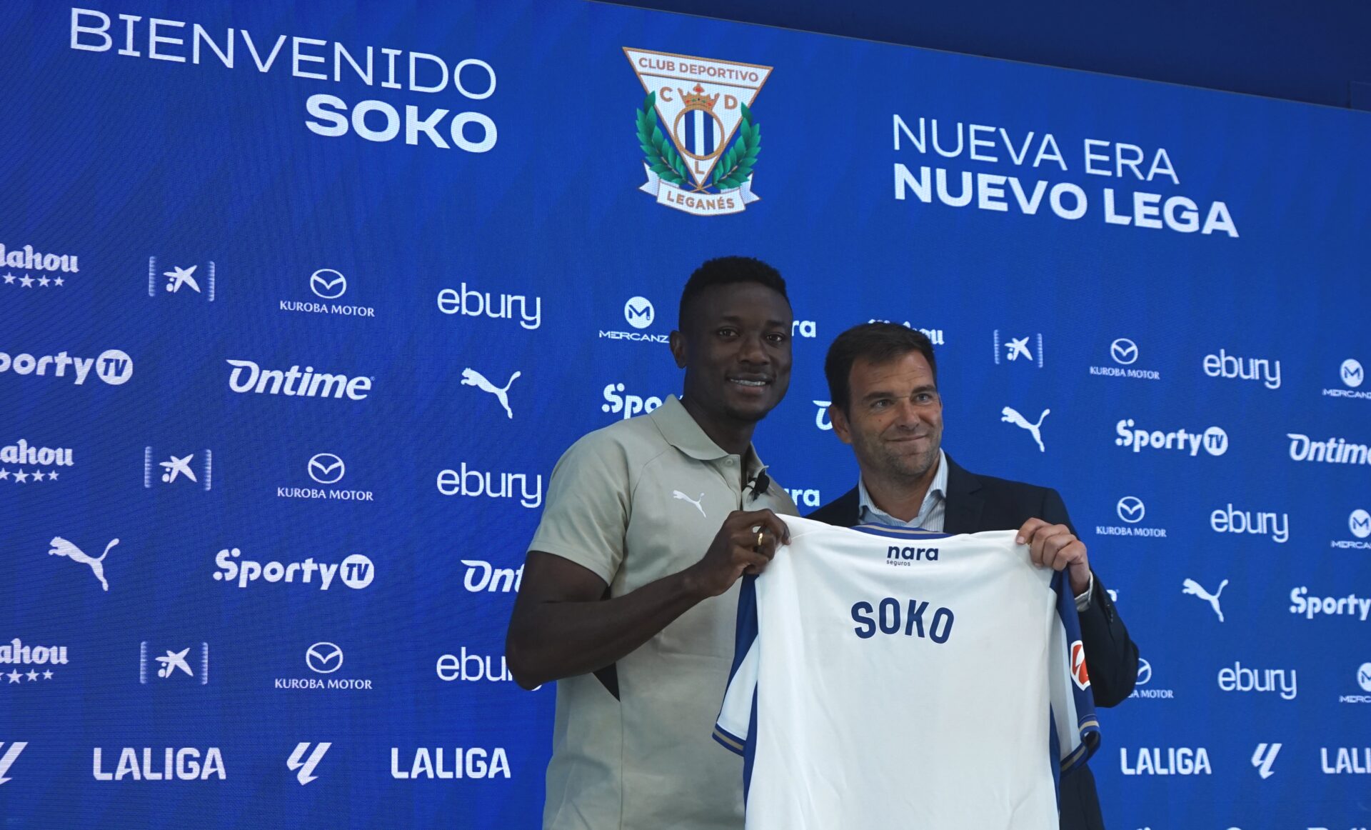 Presentación de Soko junto al director deportivo del CD Leganés