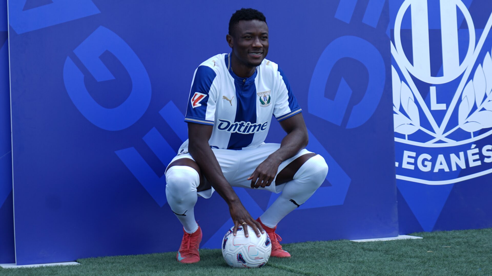 Soko posando con la equipación del CD Leganés sobre el césped