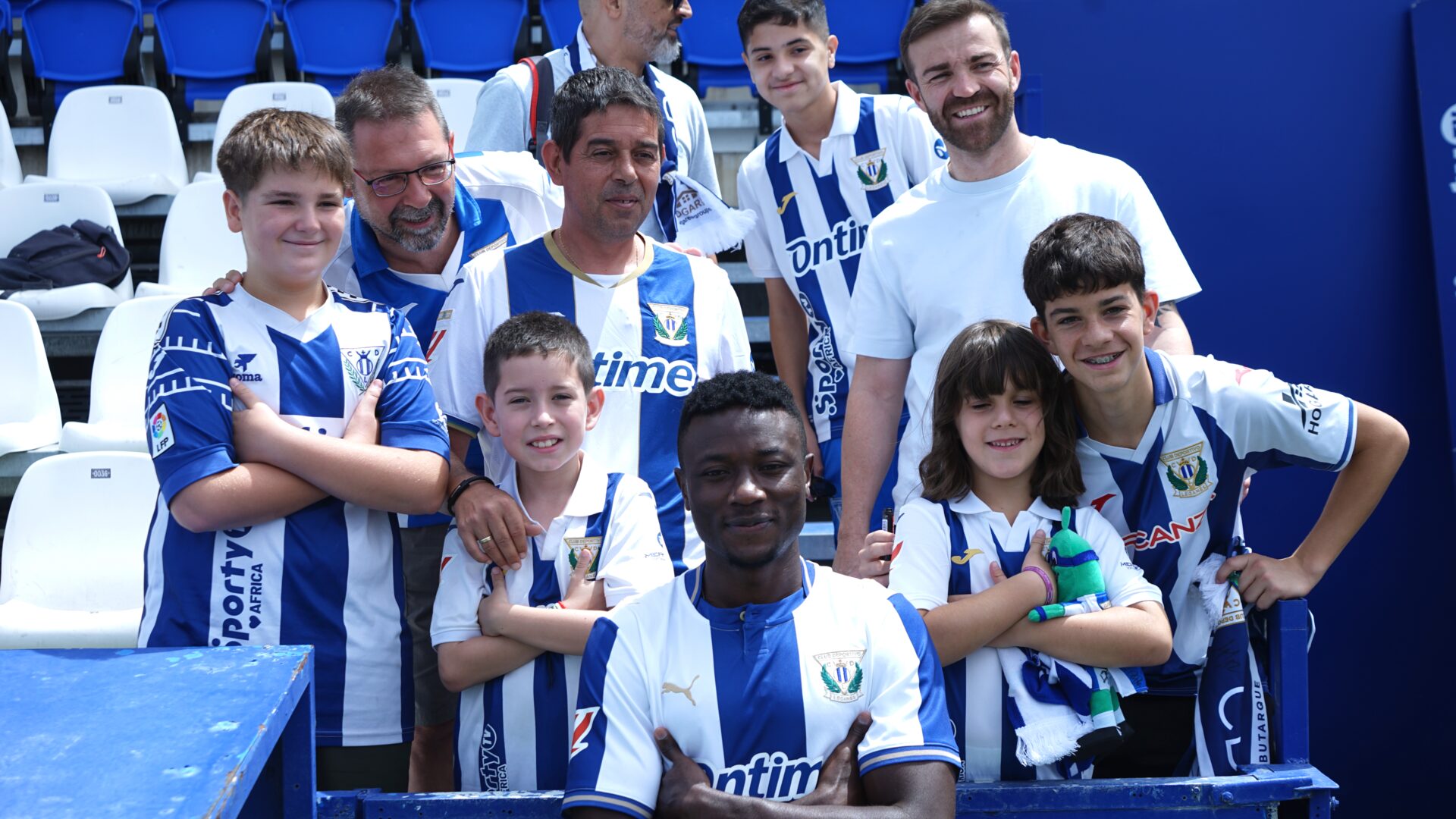 Soko con la afición del CD Leganés en la grada